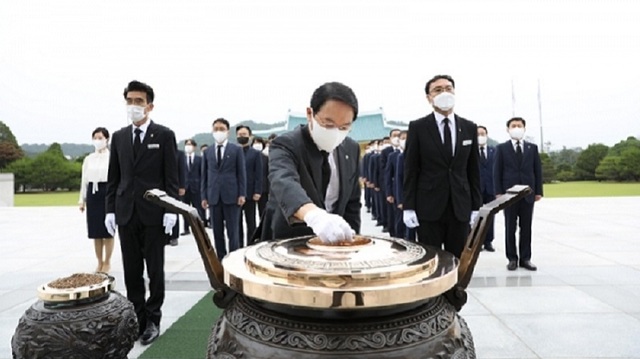 ▲ 대전지방국세청장과 지방청 간부, 대전 시내 세무서장 등 40여 명이 3일 제66회 현충일을 맞이해 국립대전현충원을 찾아 참배하고, 봉사활동을 실시했다.ⓒ대전국세청