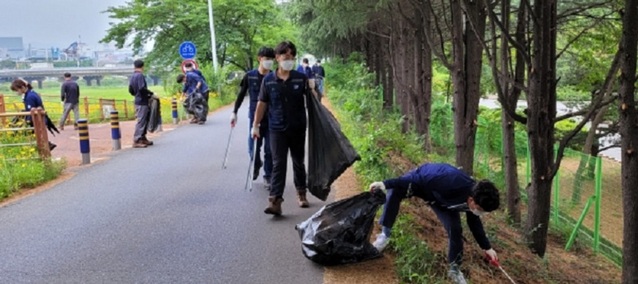 ▲ 대전시설관리공단 직원 30여 명이 3일 갑천변 일대에서 도로변에서 쓰레기 수거를 위한 환경정화 활동을 실시했다.ⓒ대전시설관리공단