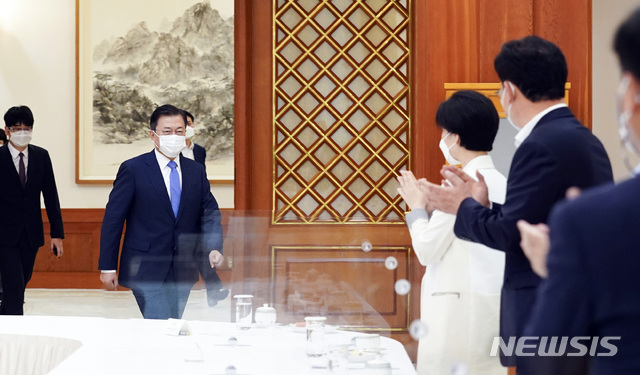 ▲ 문재인 대통령이 14일 오전 청와대에서 열린 더불어민주당 지도부 초청 간담회에 참석하고 있다. ⓒ뉴시스