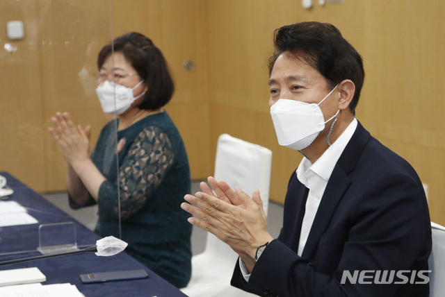 ▲ 오세훈 서울시장이 3일 오후 서울시청에서 열린 서울시
 어린이집연합회와의 간담회에서 박수를 치고 있다. ⓒ뉴시스