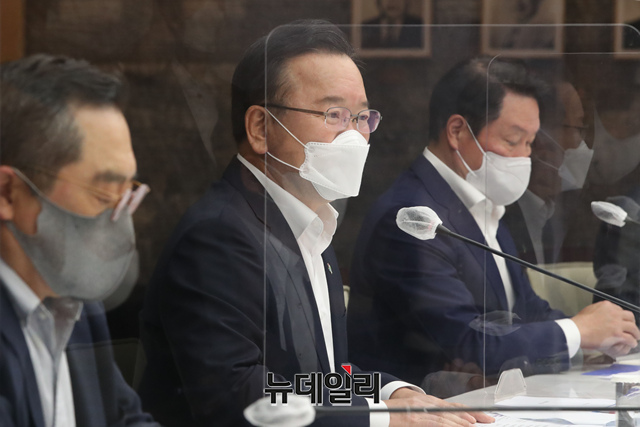 ▲ 김부겸 국무총리가 3일 오후 서울 중구 대한상공회의소에서 '경제 회복과 선도형 경제로의 도약' 국무총리-경제단체장 간담회에 참석해 발언을 하고 있다. ⓒ이종현 기자