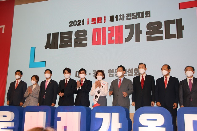 ▲ 국민의힘 당 대표 출마 후보들이 3일 오후 대구 북구 엑스코에서 열린 국민의힘 제1차 전당대회 대구·경북 합동연설회에 참석해 기념촬영을 하고 있다.ⓒ뉴데일리 DB