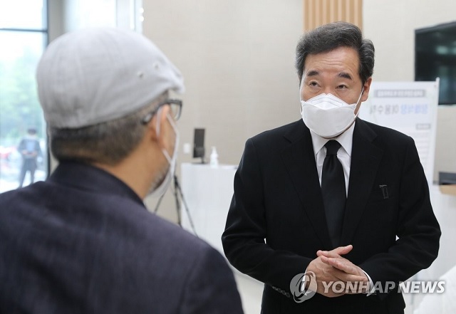▲ 이낙연 전 더불어민주당 대표가 3일 오후 경기도 성남시 국군수도병원 장례식장을 방문해 성추행 피해 신고 뒤 극단적인 선택을 한 공군 여성 부사관 유가족과 이야기를 나누고 있다.ⓒ연합뉴스