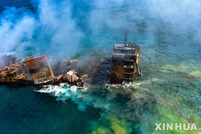 ▲ 2일(현지시간) 스리랑카 콜롬보 항구 근처 컨테이너선 엑스프레스펄 호에서 연기가 솟으며 후미가 가라앉고 있다. ⓒ뉴시스