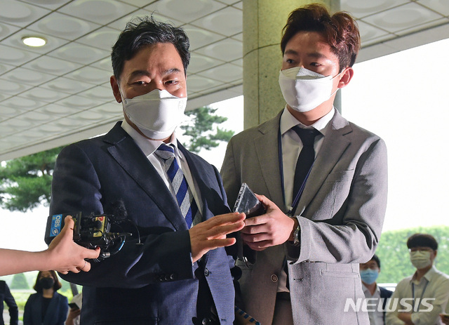 ▲ 김오수 검찰총장이 3일 박범계 법무부 장관을 만나기 위해 서울고검에 들어서고 있다. ⓒ뉴시스