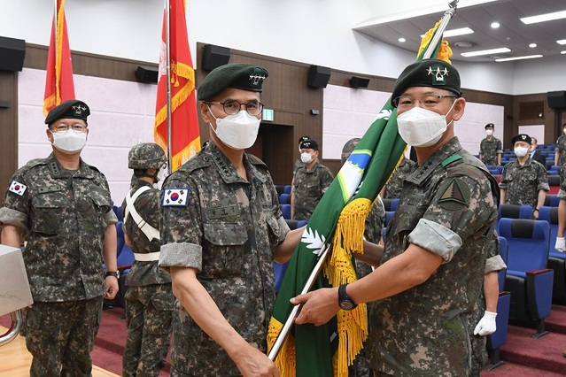▲ 신임 육군군수사령관에 박양동 중장이 3일 취임했다. 남영신 육군참모총장이 박 사령관에게 사령부 군기를 전달하고 있다.ⓒ육군군수사령부