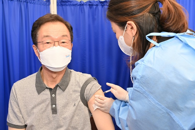 ▲ 임종식 경북교육감은 4일 오전 11시 안동시보건소에서 아스트라제네카(AZ) 백신을 접종했다.ⓒ경북교육청