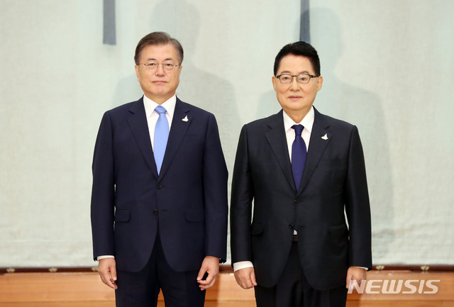 ▲ 문재인 대통령이 2020년 9월 청와대 본관에서 박지원 신임 국가정보원장에게 임명장을 수여한 후 기념촬영을 하고 있다. ⓒ뉴시스