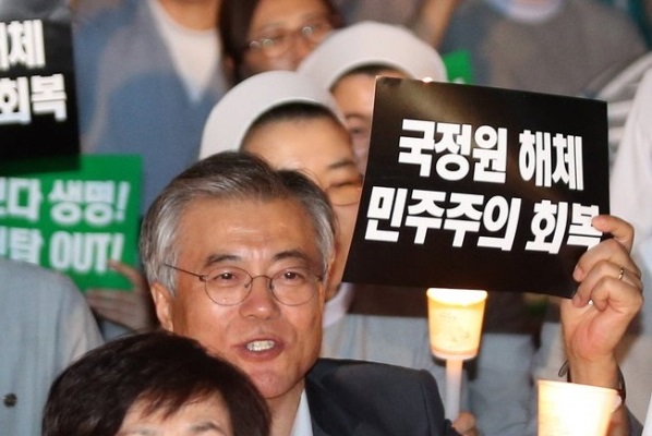 ▲ 문재인 새정치민주연합 의원이 2013년 9월 서울광장에서 천주교정의구현전국사제단 주최로 열린 '국정원 해체와 민주주의 회복을 위한 전국시국기도회'에서 촛불을 들고 구호를 외치고 있다. ⓒ연합뉴스