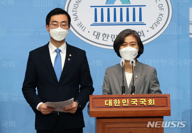 ▲ 4일 서울 여의도 국회 소통관에서 장경태 더불어민주당 의원, 강민정 열린민주당 의원이 청소년 참정권 확대를 위한 법 개정 촉구 기자회견을 하고 있다. ⓒ뉴시스