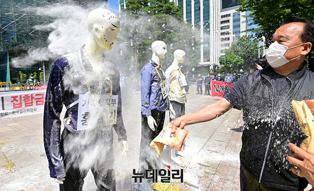 ▲ 유흥음식업중앙회, 한국단란주점업중앙회, 콜라텍협회 등 집합금지 업종 회원들이 4일 오후 서울 중구 서울시청 앞에서 김부겸 국무총리, 홍남기 경제부총리, 오세훈 서울시장의 이름을 단 마네킹을 세우고 계란과 밀가루를 던지는 퍼포먼스를 진행하고 있다. ⓒ정상윤 기자