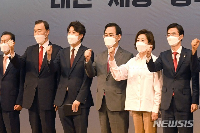 ▲ 국민의힘 당 대표 후보들이 4일 오후 대전시 서구 괴정동 KT대전인재개발원에서 열린 대전·세종·충북·충남 합동연설회에서 정견 발표에 앞서 파이팅을 외치고 있다. 왼쪽부터 홍문표, 이준석, 주호영, 나경원, 조경태 후보.ⓒ뉴시스