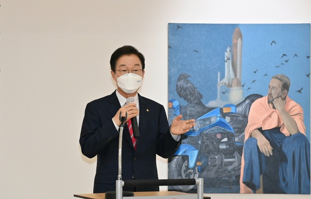 ▲ 임종식 경북교육감은 3일 포항시립미술관의 초청을 받아 미술관 1전시실에서 세르비아의 작가 블라디슬라브 스체파노비치의 ‘한 화가의 증언’ 전시와 연계한 강연프로그램의 강연자로 나섰다.ⓒ경북교육청
