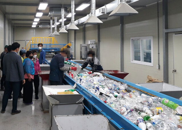 ▲ 청도군(군수 이승율)은 가로등이 없는 야간 골목길과 이면도로에 주민들이 도로명주소를 보고 목적지를 쉽게 찾아갈 수 있는 보행자용 ‘태양광 LED도로명판’ 107개소를 설치했다.ⓒ청도군