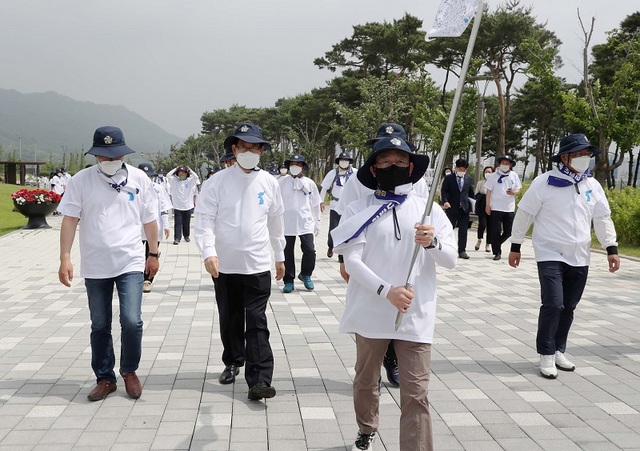 ▲ 5일 ‘한반도 평화 종전선언을 위한 한라에서 백두까지, 걸어서 945㎞’ 종료 행사에서 양승조 충남도지사를 비롯한 참가자들이 내포신도시 홍예공원을 걷고 있다.ⓒ충남도