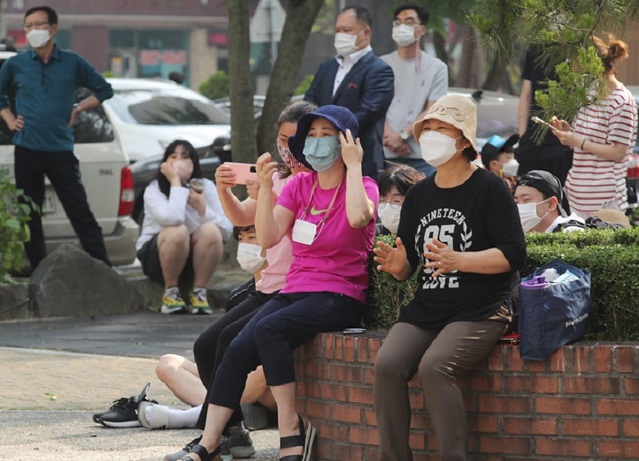 ▲ 대전 서구가 지난 5일 복수동 초록마을 리슈빌 아파트에서 단지 내 공간을 활용한 공연무대를 즐길 수 있는 발코니 음악회를 개최했다.ⓒ대전 서구