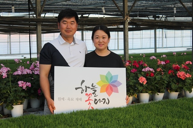 ▲ 6월 이달의 새농민상 수상자 태안군 소원면 이용환(36)·한혜숙(37) 부부.ⓒ농협충남세종본부