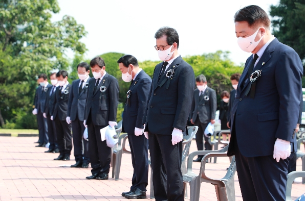 ▲ 제66회 현충일 추념식이 6일 충북 청주시 사직동 충혼탑에서 열린 가운데 이시종 충북도지사와 박문희 충북도의장, 한범덕 청주시장 등이 호국영령과 순국선열들에게 묵념을 하고 있다. ⓒ충북도