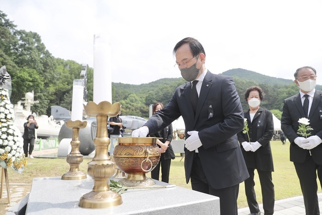 ▲ 박상돈 천안시장이 6일 제66회 현충일을 맞아 천안보훈공원에서 현충일 추념식 행사에 참석해 헌화 및 분향을 하고 있다.ⓒ천안시