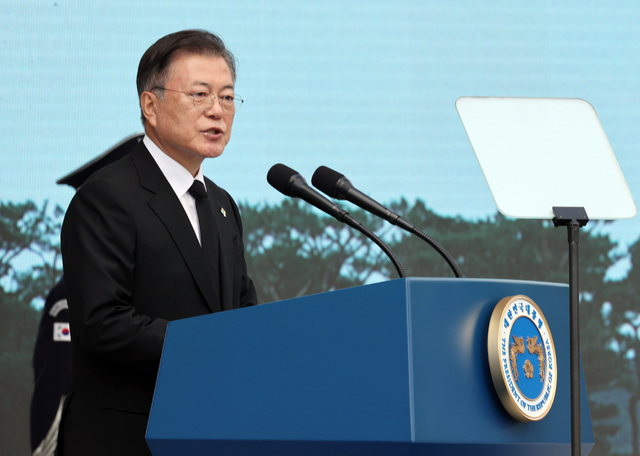 ▲ 문재인 대통령이 6일 서울 동작구 국립서울현충원에서 열린 제66회 현충일 추념식에 참석해 추념사를 하고 있다.ⓒ뉴시스