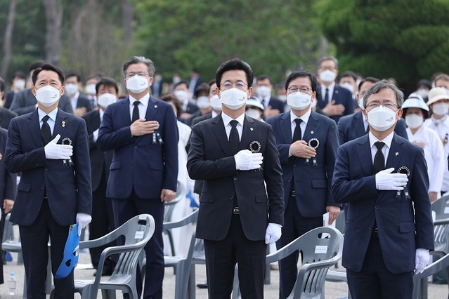 ▲ 허태정 대전시장과 시청 간부들이 6일 대전현충원에서 제66회 현충일을 맞아 추념식을 갖고 있다.ⓒ대전시