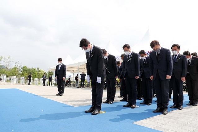 ▲ 양승조 충남도지사가 6일 제66회 현충일을 맞아 내포신도시 홍예공원에서 간부들과 함께 순국선열과 호국영령들을 위해 묵념을 하고 있다.ⓒ충남도