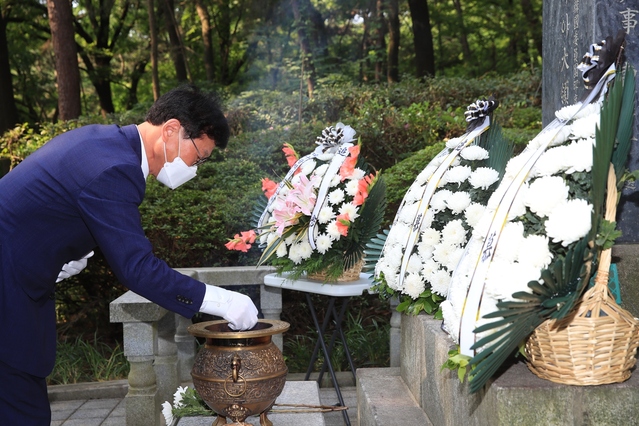▲ 김대권 수성구청장이 6일 범어공원에 위치한 고(故) 나야 대령 기념비를 참배하고 있다.ⓒ수성구