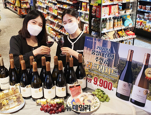 ▲ 이마트24가 6일 서울 성동구 성수대우점에서 와인 '라 크라사드'를 홍보하고 있다. ⓒ이마트24
