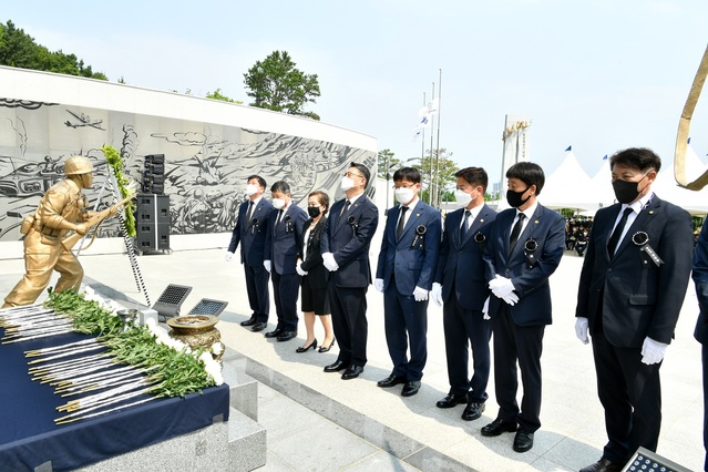 ▲ 경산시(시장 최영조)는 6일 나라를 위해 목숨을 바치신 순국선열과 전몰 장병의 명복을 빌고, 호국영령의 숭고한 애국정신과 충절을 기리고자 제66회 현충일 추념식을 거행했다.ⓒ경산시