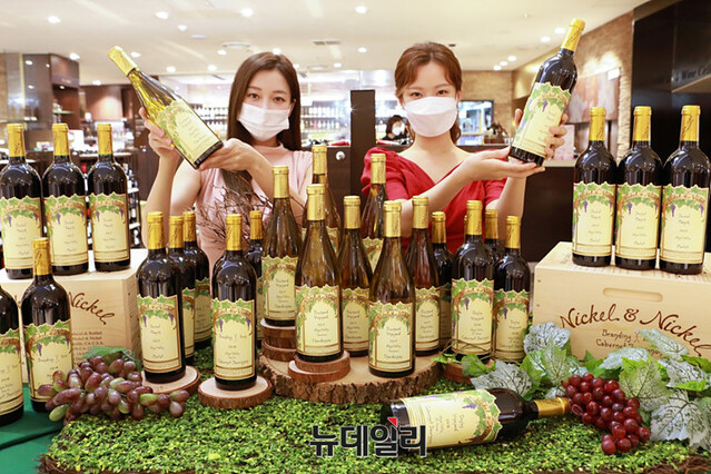 ▲ 롯데백화점이 6일 서울 서울 중구 본점 지하1층에서 '니켈&니켈 4종 와인'을 홍보하고 있다. ⓒ롯데쇼핑