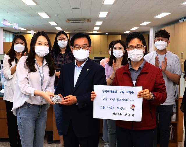 ▲ 백선기 칠곡군수는 지난 2일 직원들의 격려를 위해 햄버거와 음료수를 직접 들고 부서를 깜짝 방문했다.ⓒ칠곡군