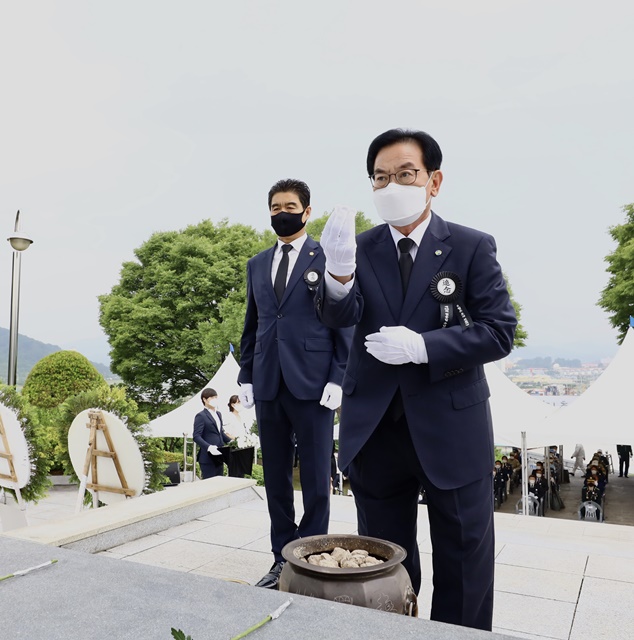 ▲ 칠곡군은 6일 왜관읍 충혼탑에서 백선기 군수를 비롯해 유공자와 유족 등 90여 명이 참석한 가운데 ‘제66회 현충일 추념식’을 개최했다.ⓒ칠곡군