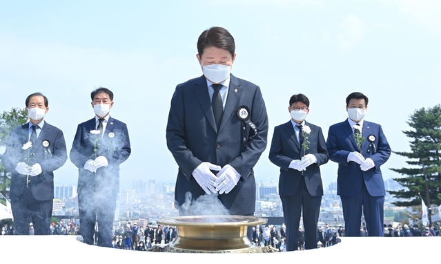 ▲ 권영진 대구시장이 6일 앞산공원 충혼탑에서 열린 현충일 추념식에서 분향하고 있다.ⓒ대구시