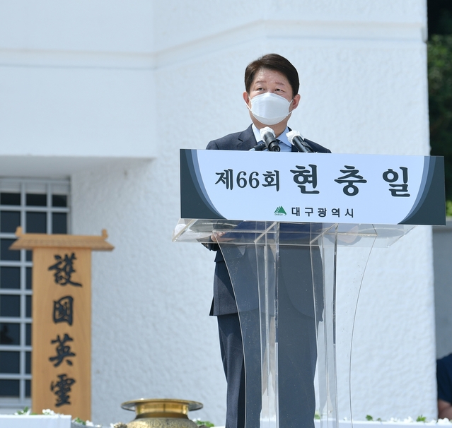 ▲ 권영진 시장은 추념사에서 “코로나19로부터 시민 여러분을 지켜내고 하루속히 일상을 회복해 ‘다시 뛰는 대구’를 만드는 데 혼신을 다 하겠다”며 “대구에 최적화된 시민참여 방역시스템을 더욱 촘촘히 구축하는 한편, 코로나19의 조기 종식을 위해 가장 안전하고 신속하게 백신접종을 추진하겠다”고 밝혔다.ⓒ대구시