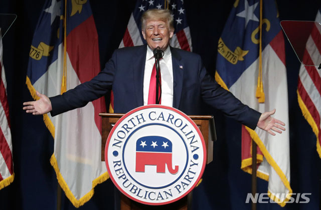 ▲ 지난 5일(현지시간) 노스캐롤라이나주에서 열린 공화당 집회에 나와 연설하는 도널드 트럼프 전 대통령. ⓒ뉴시스 AP. 무단전재 및 재배포 금지.