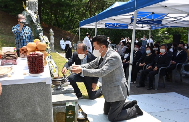 ▲ 대전 중구의회 의원들이 6일 보문산 사정공원 애국지사총 묘역에서 열린 반공 애국지사 합동위령제에 참석 자유민주주의를 위해 순국한 애국지사들을 추모했다.ⓒ대전 중구의회