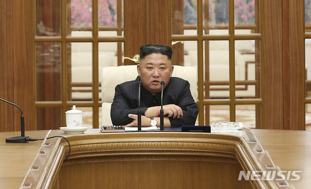 ▲ 지난 4일 노동당 중앙위원회 정치국 회의를 주재하는 김정은. ⓒ뉴시스 AP. 무단전재 및 재배포 금지.