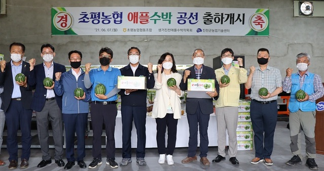 ▲ 진천 초평 애플수박 출하기념회에 참석자들이 단체로 포즈를 취하고 있다. 좌로부터 장동현 진천군의원, 서정배 진천군농업기술센터소장, 정태흥 농협진천군지부장, 김규영 애플수박작목반회장, 염기동 충북농협본부장, 이경혜씨(임호선 국회의원 부인), 유철희 초평농협조합장, 정승수 초평면장,  손형택 초평농협전무, 신풍수 애플수박 작목반 농업인.ⓒ농협충북본부