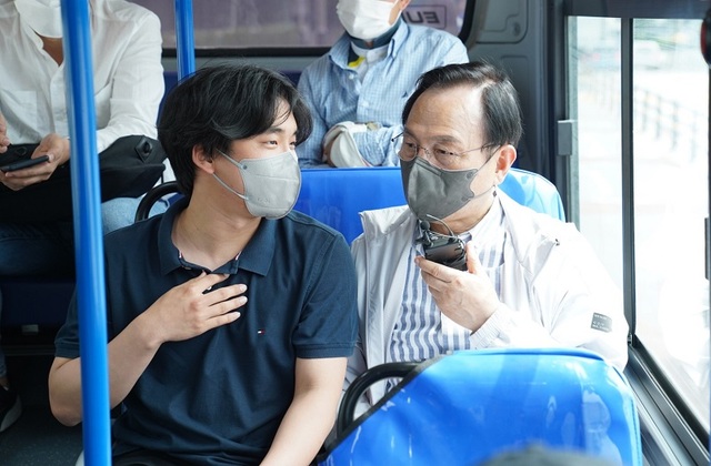 ▲ 박상돈 천안시장이 7일 시내버스에 탑승, 남성 승객과 대화를 나누고 있다.ⓒ천안시