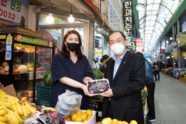 ▲ 7일 보령전통시장에서 착한소비 장보기 캠페인에 참여한 김호빈 중부발전사장(우측) ⓒ중부발전 제공