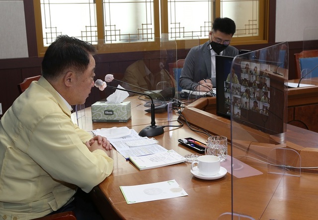 ▲ 한번덕 청주시장이 7일 온라인 주간업무보고회에서 “신종 코로나바이러스 감염증(코로나19) 시대에는 방역이 최우선”이라고 강조하고 있다. ⓒ청주시