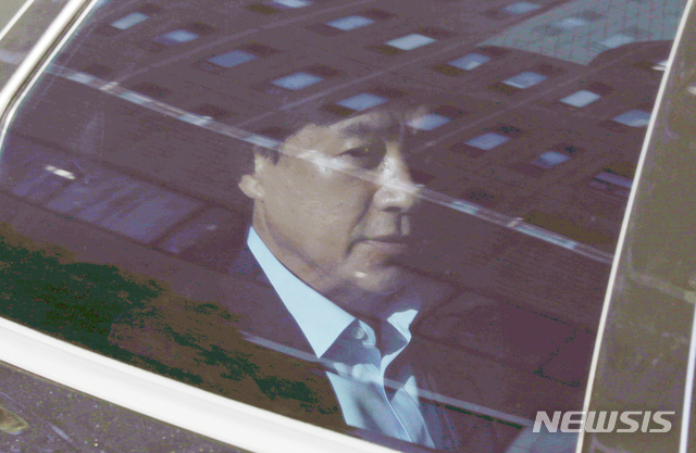 ▲ 서울고등검찰청장으로 승진한 이성윤 서울중앙지방검찰청장이 4일 중앙지검에서 퇴근하고 있다. ⓒ뉴시스