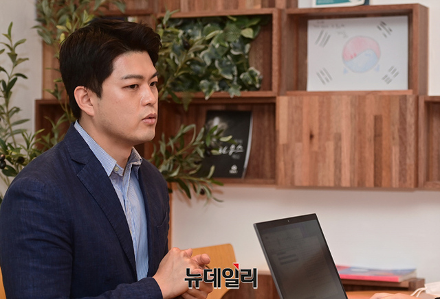 ▲ 국민의힘 전당대회에서 청년최고위원에 출마한 김용태 경기 광명을 당협위원장이 7일 오전 여의도 정치카페 하우스에서 본지와 인터뷰하고 있다.ⓒ정상윤 기자