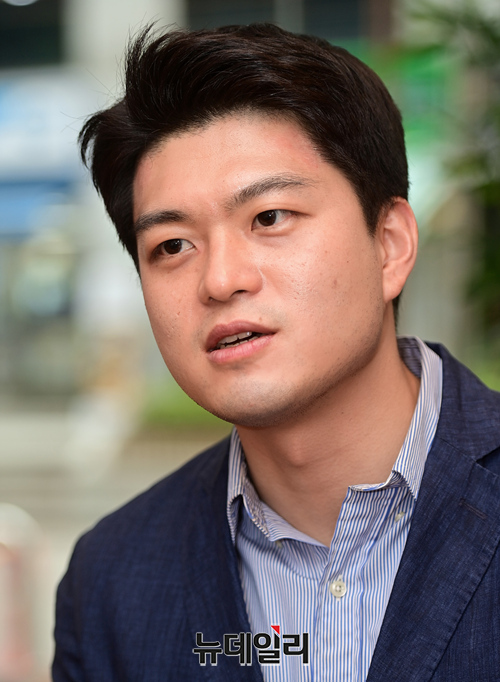 ▲ 국민의힘 전당대회에서 청년최고위원에 출마한 김용태 경기 광명을 당협위원장이 7일 오전 여의도 정치카페 하우스에서 본지와 인터뷰하고 있다.ⓒ정상윤 기자
