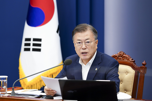 ▲ 문재인 대통령이 7일 오후 청와대에서 열린 제3차 코로나19 대응 특별방역점검회의를 주재하고 있다. 