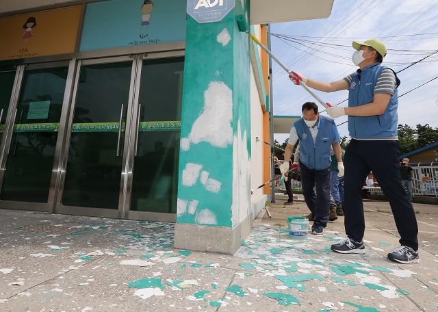 ▲ 포항제철소 열연부 임직원들이 5일 청림초등학교 외벽을 도색하고 있다.ⓒ포항제철소