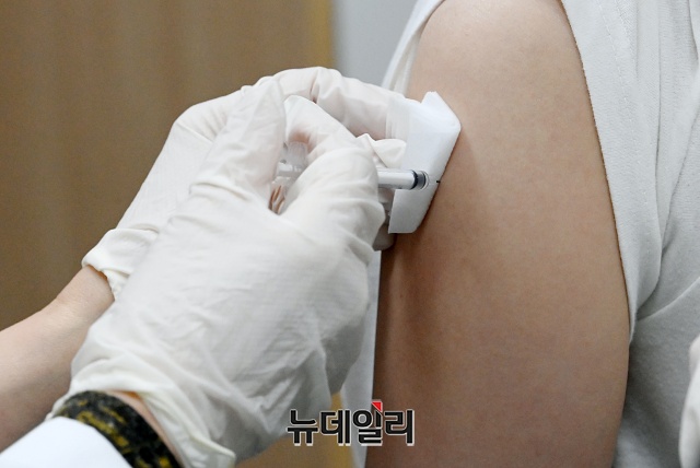 ▲ 최근 충북 청주에서 영국발 신종 코로나바이러스 감염증(코로나19) 변이바이러스가 검출돼 방역당국이 조사하고 있다. 방역당국에 따르면 지난달 코로나19 집단감염이 발생한 보험회사 집단감염 등 4개 그룹의 바이러스 유형을 표본검사한 결과 4곳 모두에서 영국발 변이바이러스가 발견됐다. 변이바이러스는 국내에서 청주 등 모두 9명이 발생했다.ⓒ뉴데일리 DB