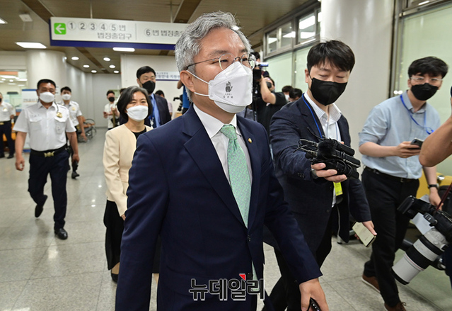 ▲ 최강욱 열린민주당 대표가 8일 서울중앙지법 형사21부(김상연 부장판사) 심리로 열린 공직선거법 위반 선고공판에 출석하고 있다. ⓒ정상윤 기자