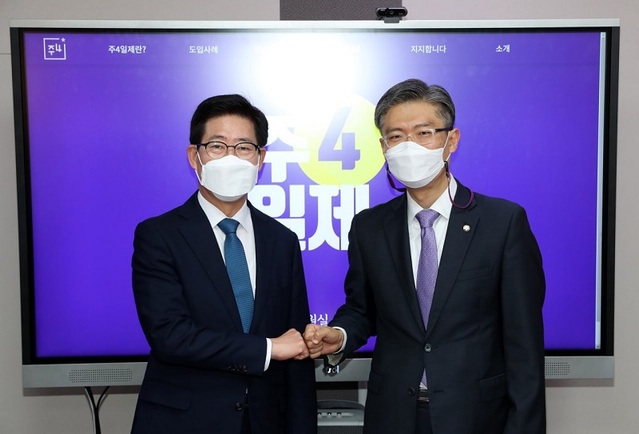 ▲ 대권도전에 나선 양승조 충남도지사가 8일 시대전환 조정훈 의원과 대담을 가진 뒤 악수를 하고 있다.ⓒ양승조 충남도지사 대선 캠프