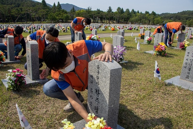 ▲ 한국타이어 임직원들이 국립대전현충원에서 묘역 환경정화 봉사활동을 하고 있다.ⓒ한국타이어